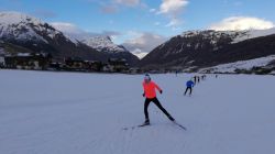 Biegcze trenują na śniegu we Włoskich Alpach